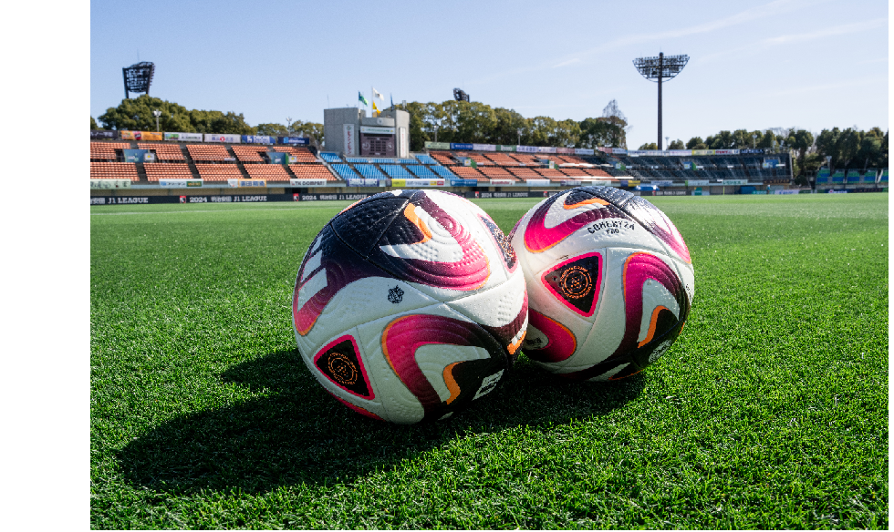 サッカーボールと芝