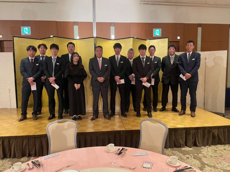 壇上に上がる表彰者